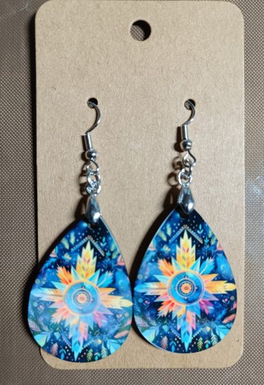 Boucles d'oreilles en forme de goutte avec motifs colorés et chaîne argentée.