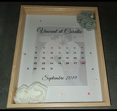 Calendrier décoratif pour septembre 2019, encadré avec des fleurs en papier.