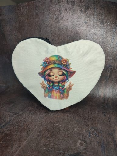 Pochette en forme de cœur avec un personnage coloré vêtu d'un chapeau orné de fleurs.